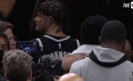 开云官方平台-欧文遭绿军球迷水瓶袭击 三巨头痛斥球迷越界行为